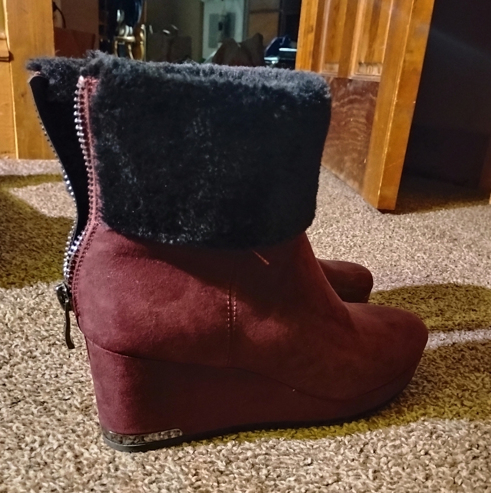 DKNY Womens Chic Burgundy Wedge Boots 10m with Black Fur..Never Worn Great Shape